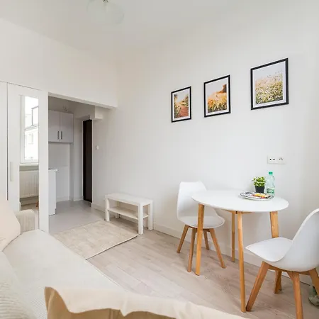 Tamka Powisle By Bookinghost وارسو