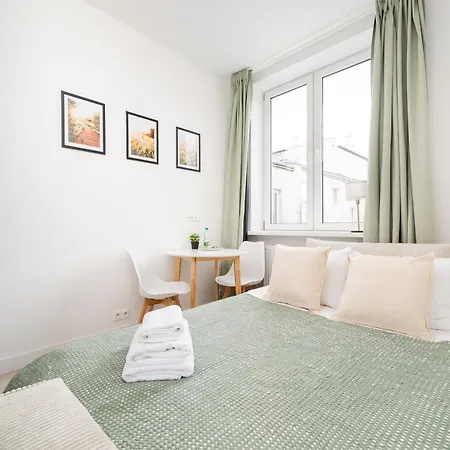 Tamka Powisle By Bookinghost Warszawa